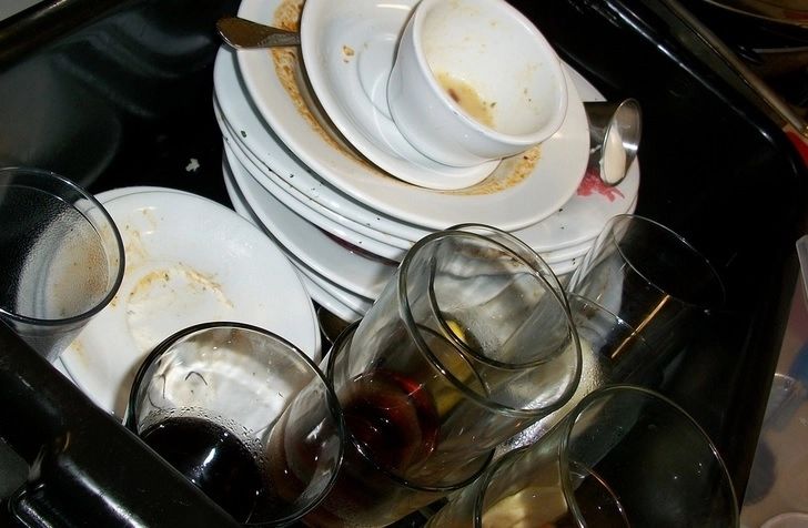 Alimente depozitate în toaletă, într-o pensiune din Rânca - nereguli grave descoperite de inspectorii ANPC