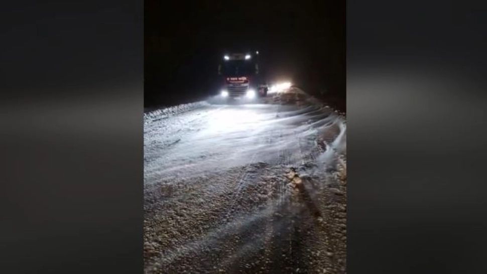 Șosele acoperite de zăpadă, drumarii au acționat toată noaptea - Cât mai ține episodul de vreme rea