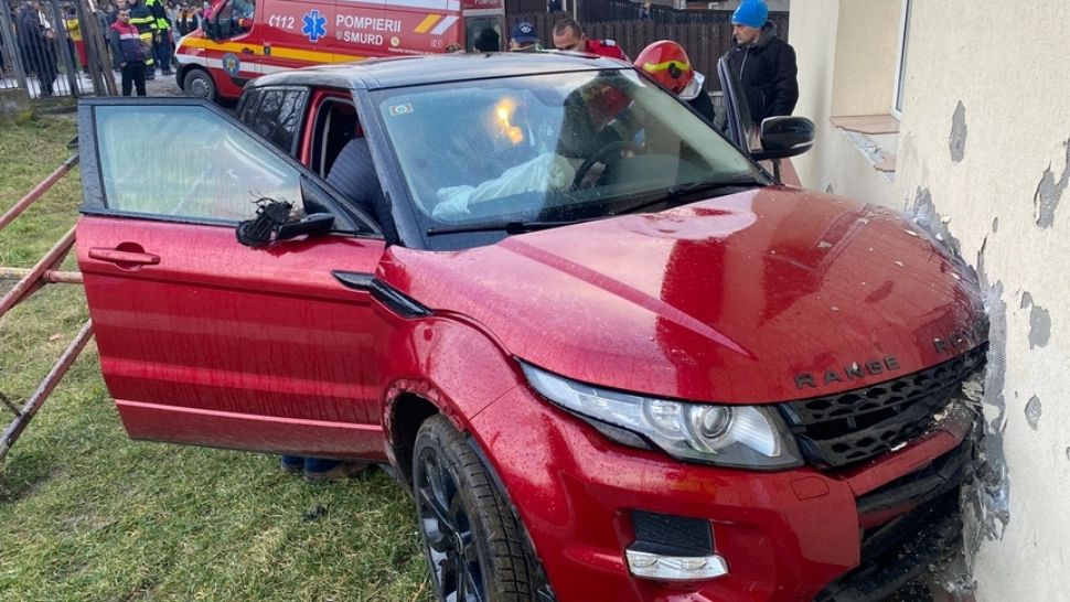 Accident cumplit în Bistriţa Năsăud. 6 persoane, între care 5 copii, rănite după ce un autoturism a ieşit de pe carosabil 