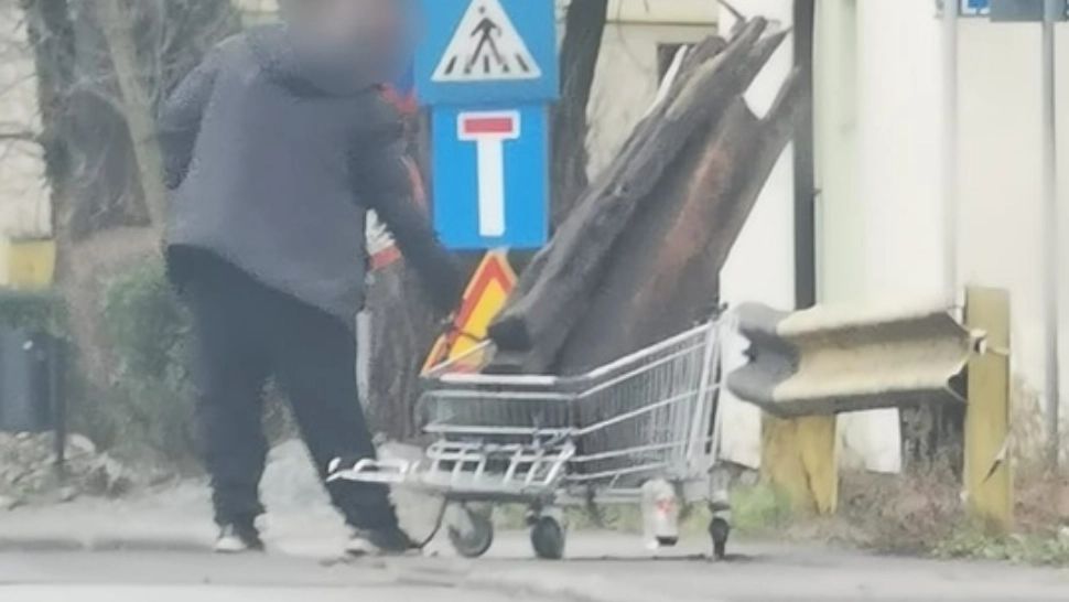 Un bărbat şi o femeie, suspectaţi de furt după ce au fost prinşi cărând cu un cărucior de supermarket traverse din lemn pentru calea ferată - FOTO