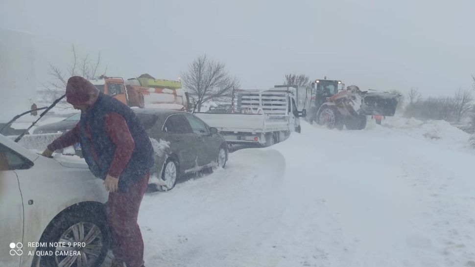 Prima zi de iarnă autentică, primele probleme majore. Vrancea, blocată de nămeți