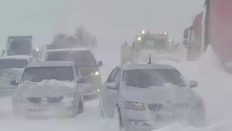 Ciclonul polar face ravagii în România. Intervenții urgente în plin viscol - Copaci căzuți, mașini blocate în nămeți - VIDEO