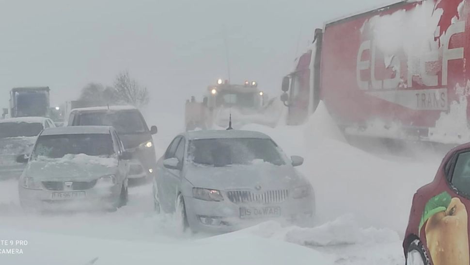 Ce trebuie să faci dacă rămâi blocat cu mașina pe câmp, în plină iarnă