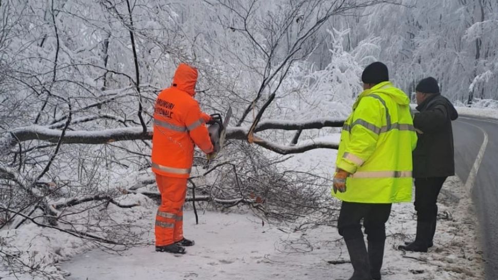 Viscolul și zăpada au făcut prăpăd, în Prahova. Aproape 15.000 de oameni, fără electricitate în plină iarnă