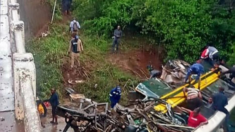 Impact devastator între un autobuz și un camion blindat, pe o șosea din Africa de Sud: 20 de morți și 60 de răniți - FOTO