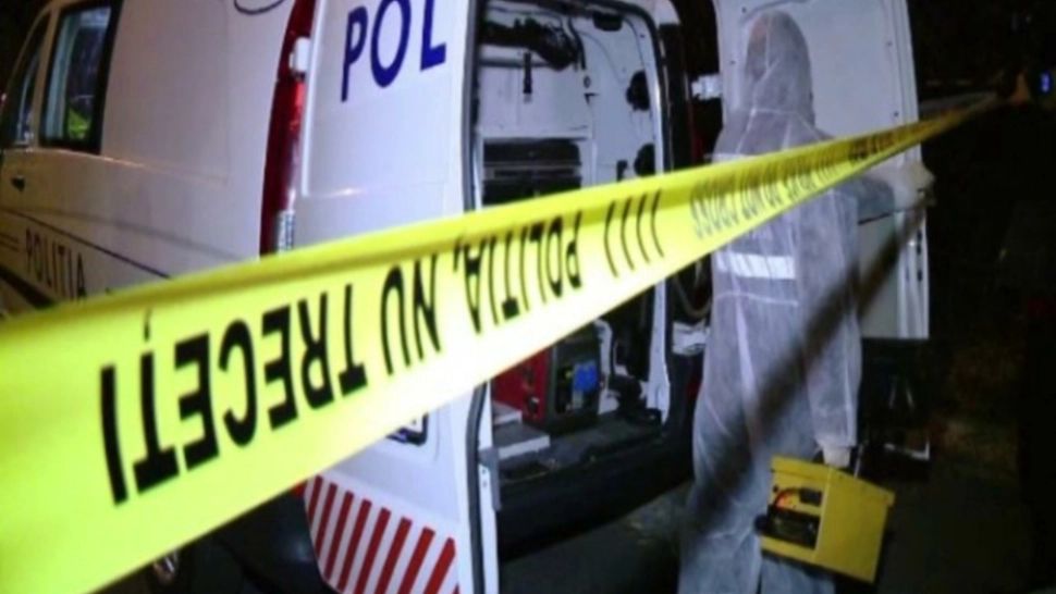 Bărbat găsit mort lângă un cimitir dintr-o localitate bihoreană! Poliţiştii au descoperit şi o armă lângă cadavru