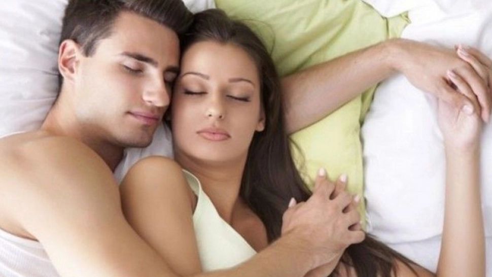 Vrei ca relaţia ta să se îmbunătăţească? Schimbă modul în care dormiţi împreună