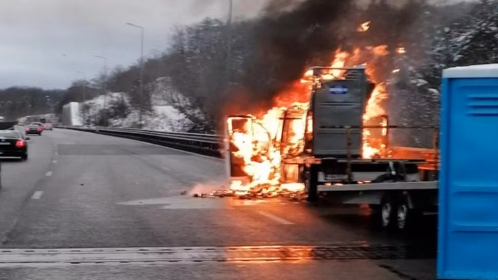 TIR în flăcări pe A1! Circulația rutieră, restricționat pe o bandă pentru intervenția pompierilor - FOTO