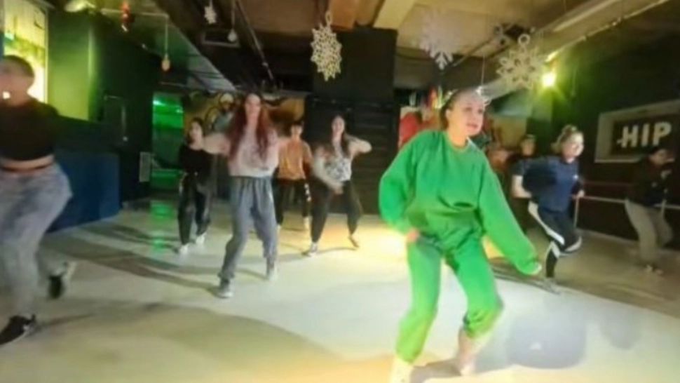 Alexia, fata căreia medicii i-au reatașat brațele după accidentul din Pașcani, a dansat pentru prima oară de la accident! Imagini emoționate - VIDEO 