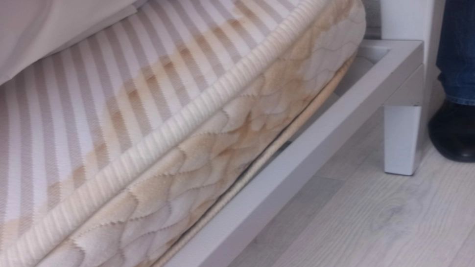 Bătrâni hrăniţi cu mâncare expirată în căminele pentru pensionari din Galaţi! Vârstnicii, ținuți în condiții improprii: LISTA cu nereguli