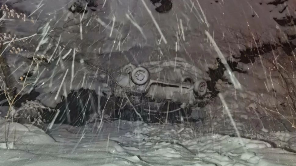 Doi copii şi părinţii lor, răniţi după ce s-au răsturnat cu maşina într-o râpă, în județul Cluj. Imagini terifiante! - FOTO