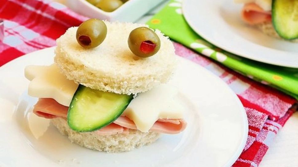 Micul-dejun pe care niciun micuț nu vrea să îl rateze! Sandvişul Broscuţa jucăuşă: reţeta delicioasă pentru copii