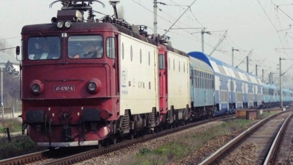 Adolescent de 16 ani, electrocutat după ce a căzut de pe o pasarelă pe o locomotivă, la Iaşi! Băiatul, transportat în stare gravă la spital