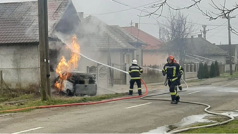 O mașină plină cu butelii a intrat într-o casă apoi a luat foc