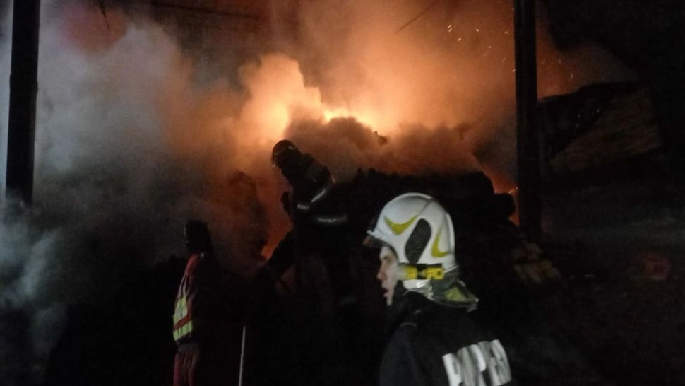 Incendiu violent la un depozit de material lemnos din județul Bihor! Pericol uriaș de extindere a flăcărilor