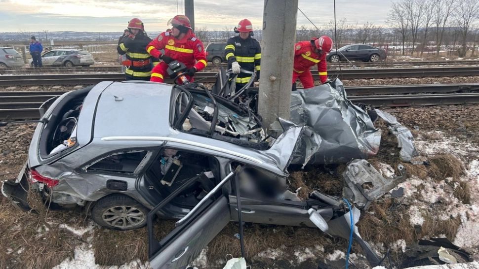 Autoturism LOVIT de tren, în județul Suceava: două persoane au decedat, doi copii, în stare gravă la spital - FOTO