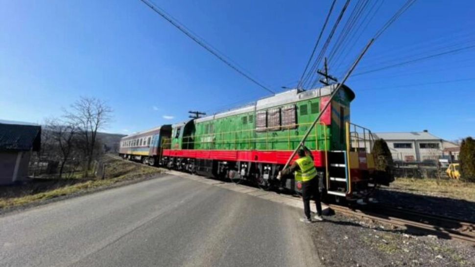 HALUCINANT. Cabluri ridicate cu un PAR pentru ca un tren ucrainean să circule pe calea ferată către Sighetu Marmației - VIDEO