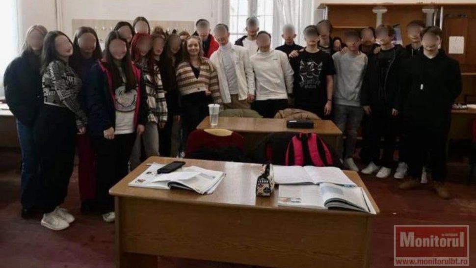 Alexia, adolescenta căreia medicii i-au replantat brațele, s-a întors la școală 