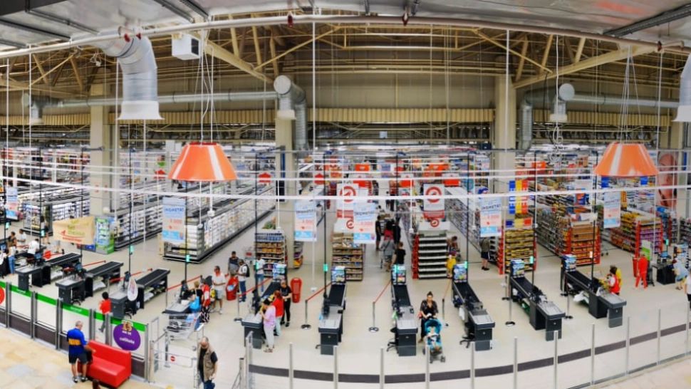 Un mare hypermarket din România renunță la toate casele de marcat. Cumpărătorii vor plăti DOAR la self check-out