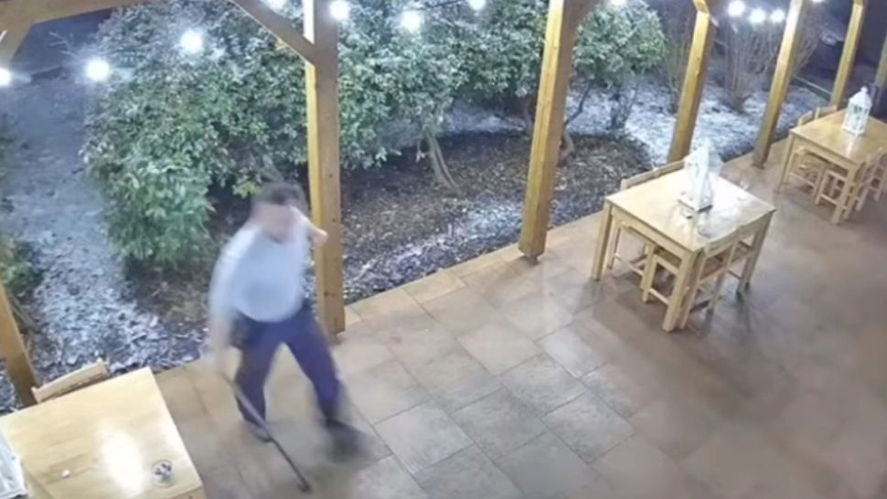 Bătaie cu topoare într-un restaurant din Turda. Bătăușii s-au încăierat din senin - VIDEO