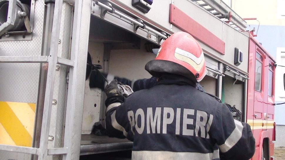 O tânără din Oradea a reușit să stingă incendiul din locuință, chiar dacă era plină de arsuri