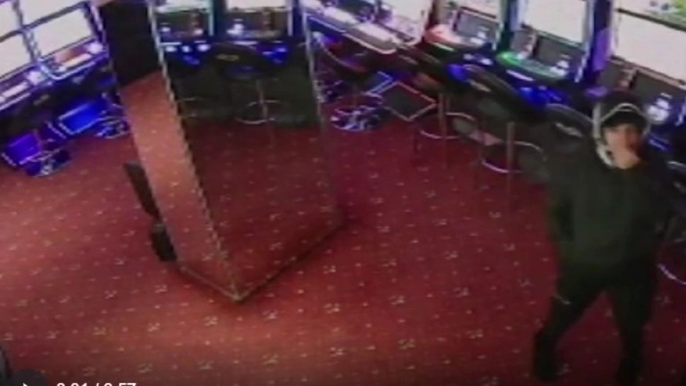  Femeia care a atacat o angajată a unei săli de jocuri de noroc din Capitală, arestată preventiv! Ce ACUZAȚII i se aduc