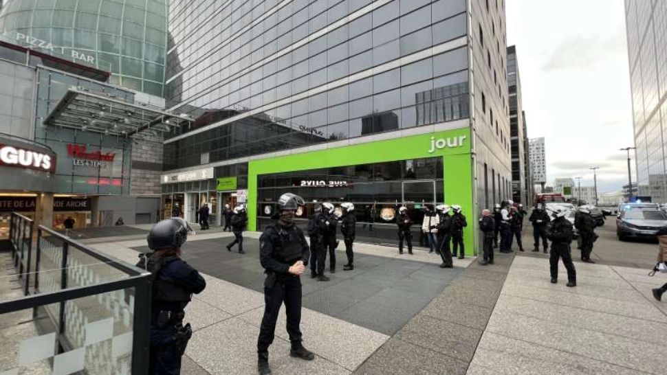 Panică într-un mall din Paris după ce un bărbat s-a sinucis