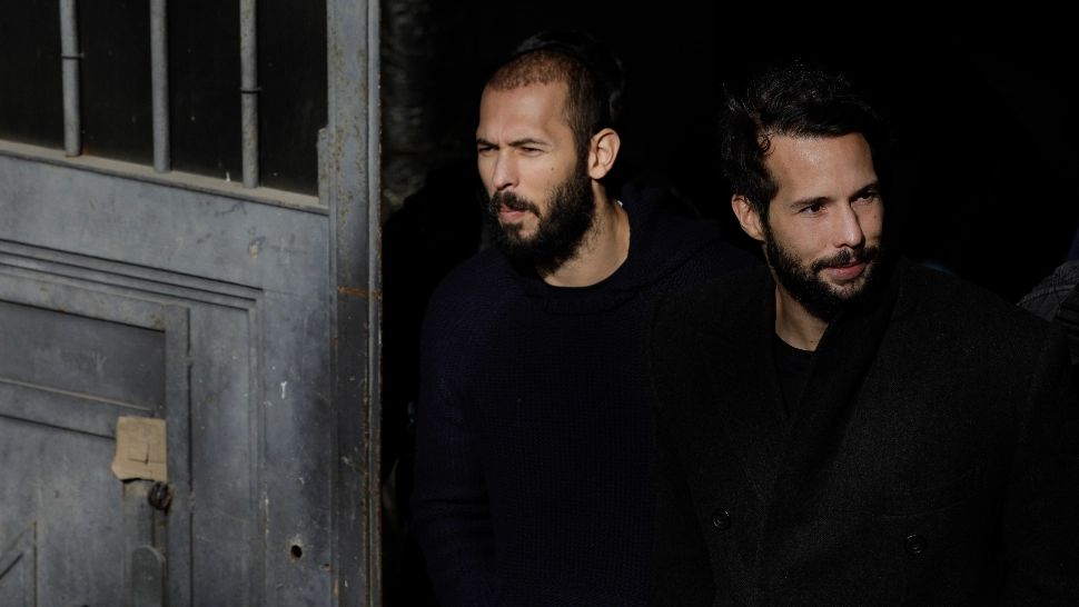 Frații Tate au primit noi pachete în închisoare - Milionarii au cerut haine de schimb și produse de îngrijire