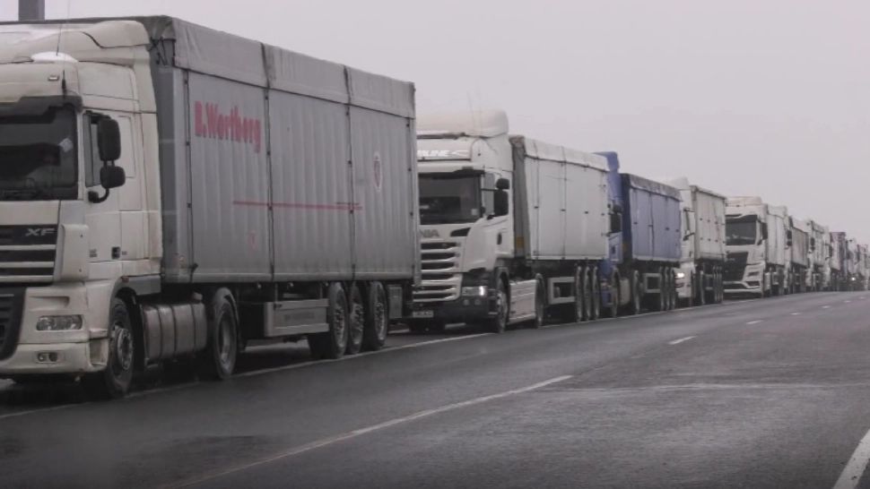 Portul Constanța, blocat de TIR-urile încărcate cu cereale din România și Ucraina. Șoferii stau și câte o zi întreagă pe marginea autostrăzii