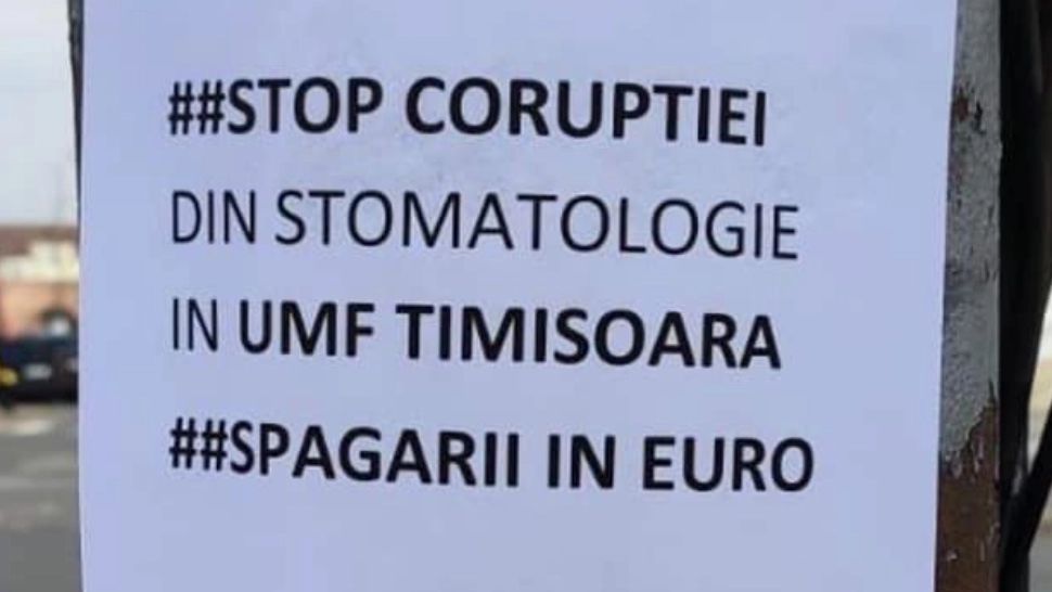 Scandal la UMF Timișoara. Centrul orașului, împânzit cu liste ale profesorilor care ar lua șpăgi de la studenți