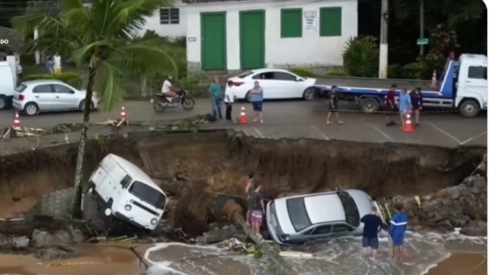 O furtună puternică a ucis cel puţin 24 de persoane în sud-estul Braziliei. Imagini APOCALIPTICE cu șuvoiul de ape - VIDEO 