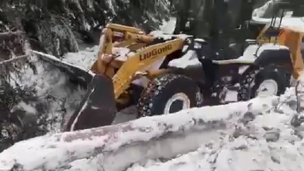 CNAIR intervine pentru salvarea turiștilor blocați la Cabana Capra din Munții Făgăraș: 4 utilaje, trimise pe teren - VIDEO