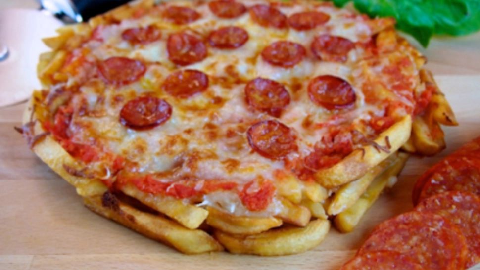 S-a inventat pizza cu blat de… cartofi prajiti! Află acum rețeta care-ți va face weekendul un deliciu