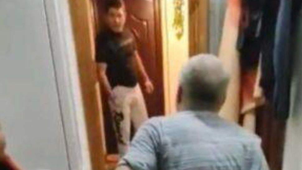 Bărbat în scaun cu rotile, atacat în propria casă! Imagini șocante 