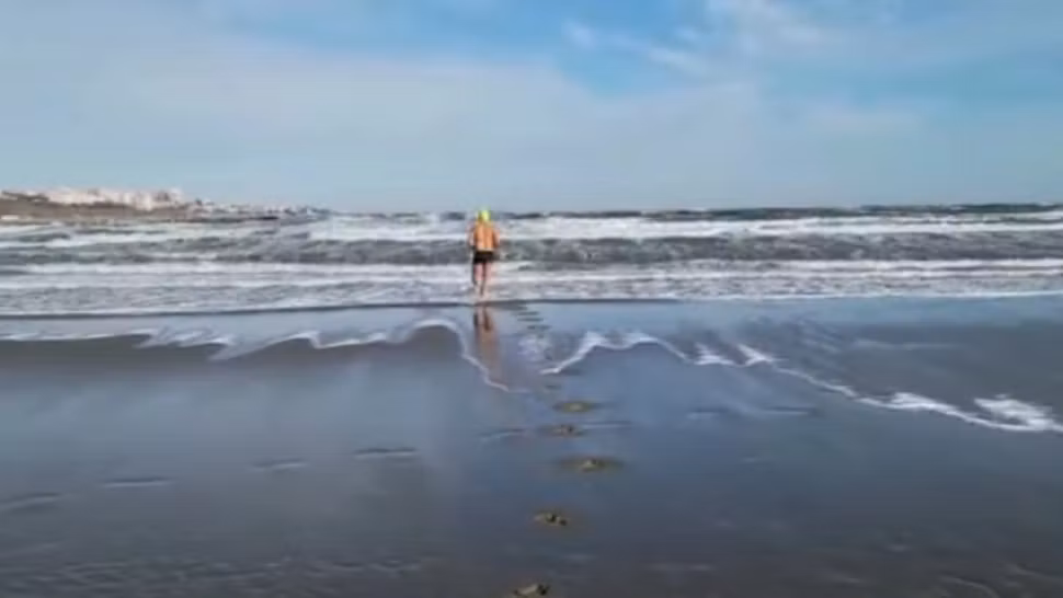 Un bărbat a făcut baie în Marea Neagră pe Cod galben de vreme rea! Curaj extrem - VIDEO