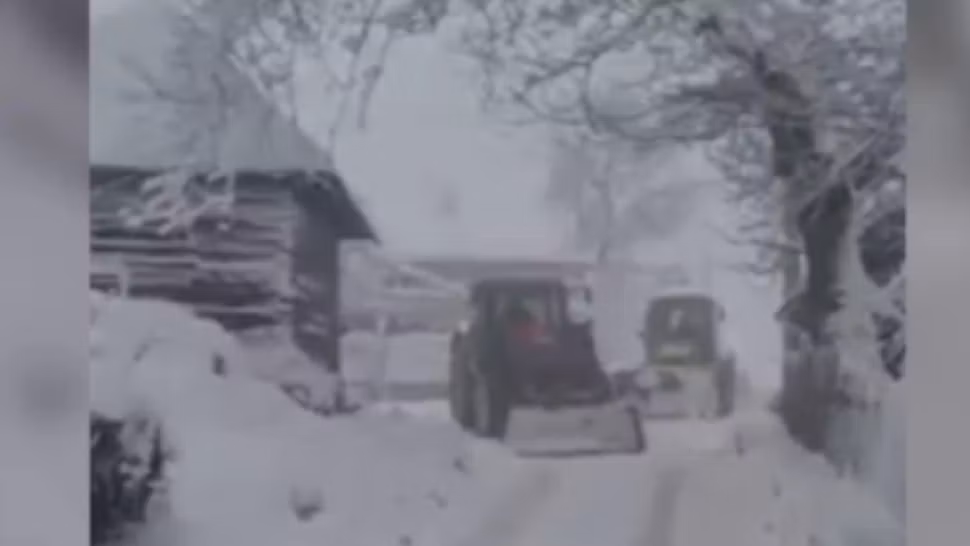 Sate îngropate în nămeți: zeci de oameni, rămași izolați! Zona din țară unde s-au întors iernile de altădată