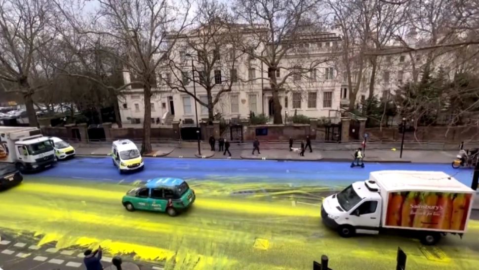 Un an de invazie rusă. Steag ucrainean de 500 de metri pătrați, realizat din vopsea în fața Ambasadei Rusiei la Londra: mesaj de susținere masiv pentru Kiev - VIDEO