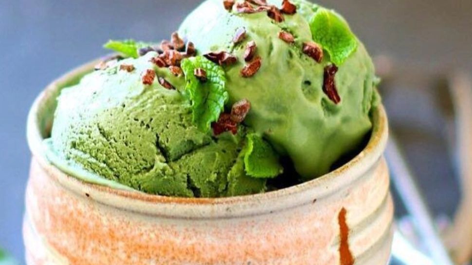 Înghețată cu mentă și ciocolată, rețeta făcută în casă din doar 4 ingrediente. Este incredibil de răcoroasă și aromată