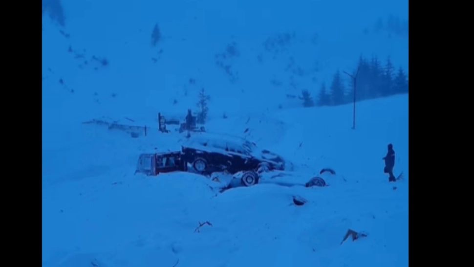 Operațiunea de evacuare a turiștilor de la Cabana Capra s-a încheiat cu succes. La cabana lovită de avalanșă au mai rămas 14 angajați