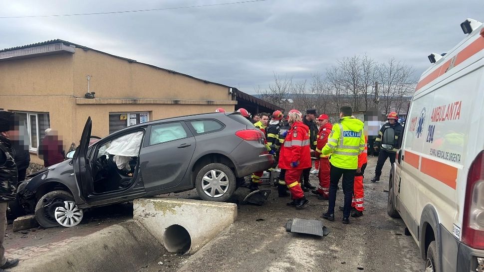 Grav accident în Capitală. O ambulanță în care se afla o gravidă s-a răsturnat