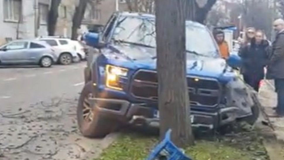 Accident în centrul Timișoarei, în fața Prefecturii: Mașină făcută zob după ce s-a izbit de un copac - Cine este femeia de la volan - FOTO&VIDEO