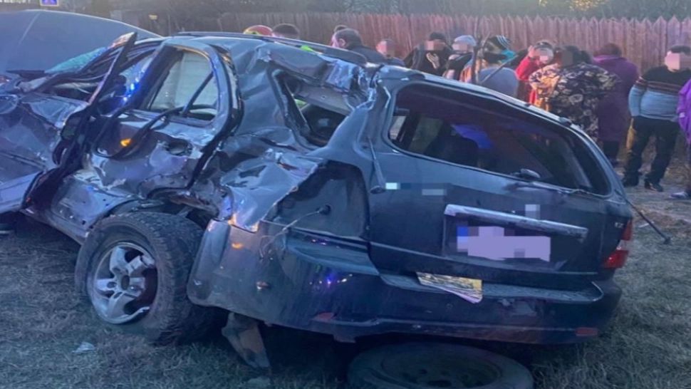 Un mort și doi răniți într-un accident în Ialomița. Ciocnire violentă între o mașină și un TIR