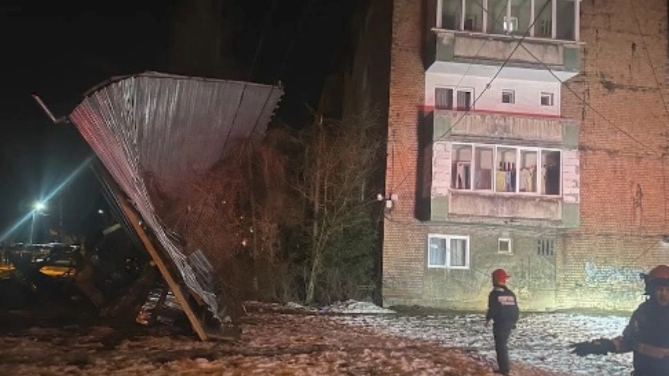 Acoperișuri smulse de vânt, geamuri sparte - dezastru după vijelie, în jud. Hunedoara - FOTO