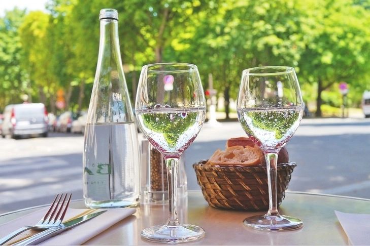 Ce se întâmplă în corpul tău dacă bei numai apă minerală 