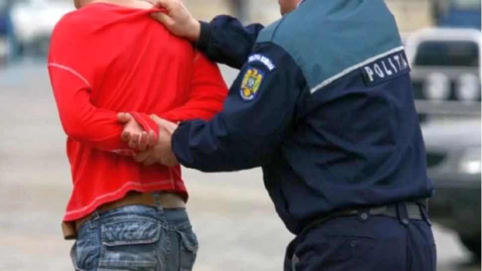 Adolescent de 14 ani, arestat preventiv după ce a mușcat și bătut o persoană, pe care apoi a tâlhărit-o! Tânărul era sub influența DROGURILOR