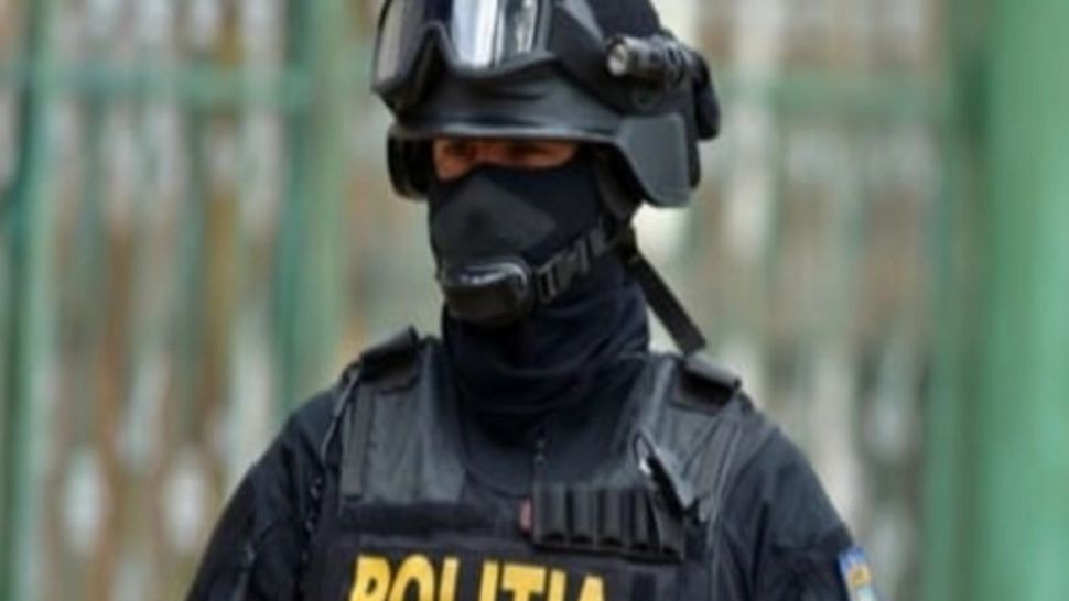 Percheziții la o primărie din Mehedinți. Edilul, cercetat pentru violență în familie, abuz de încredere și acces ilegal la un sistem informatic