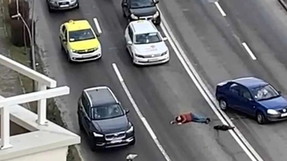 Imagini șocante în Alba Iulia. Un bărbat căzut în mijlocul drumului este ocolit de mașini minute în șir - VIDEO