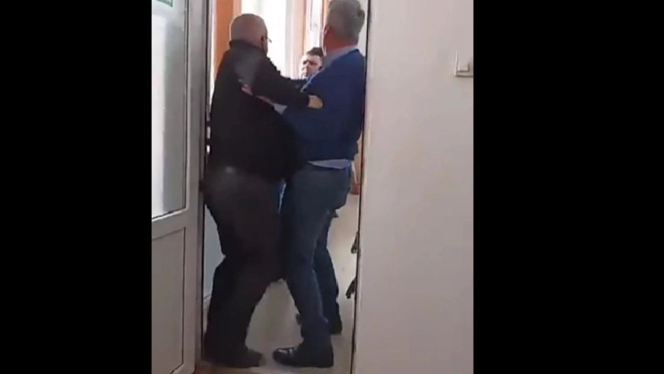 Un viceprimar din Vrancea a luat la bătaie un localnic. Omul îi reproșa proasta administrație 