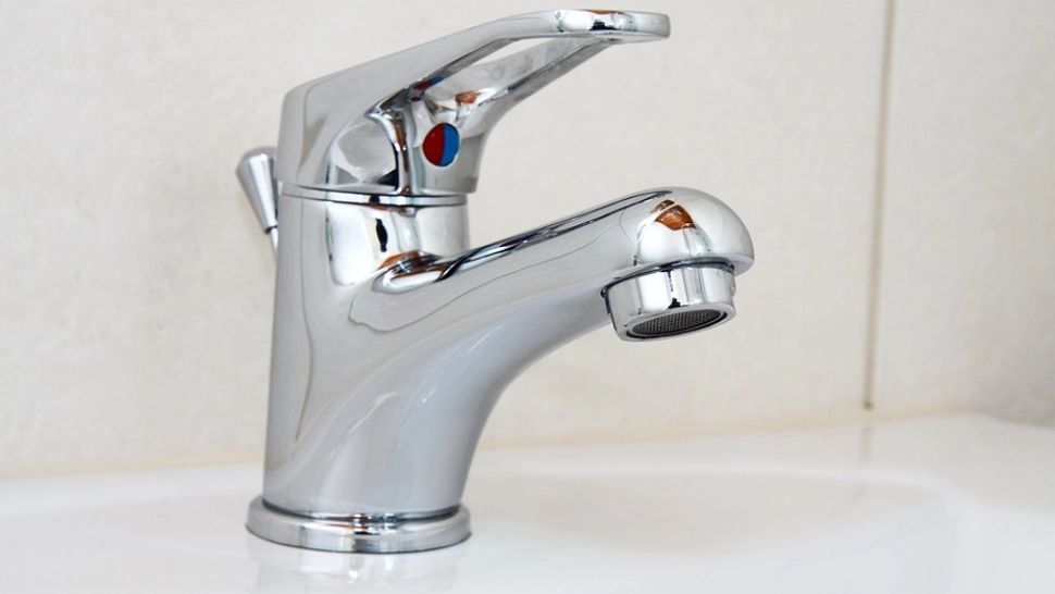 Poți scăpa de calcarul de pe robinete cu două banale ingrediente din cămară. Este atât de simplu!