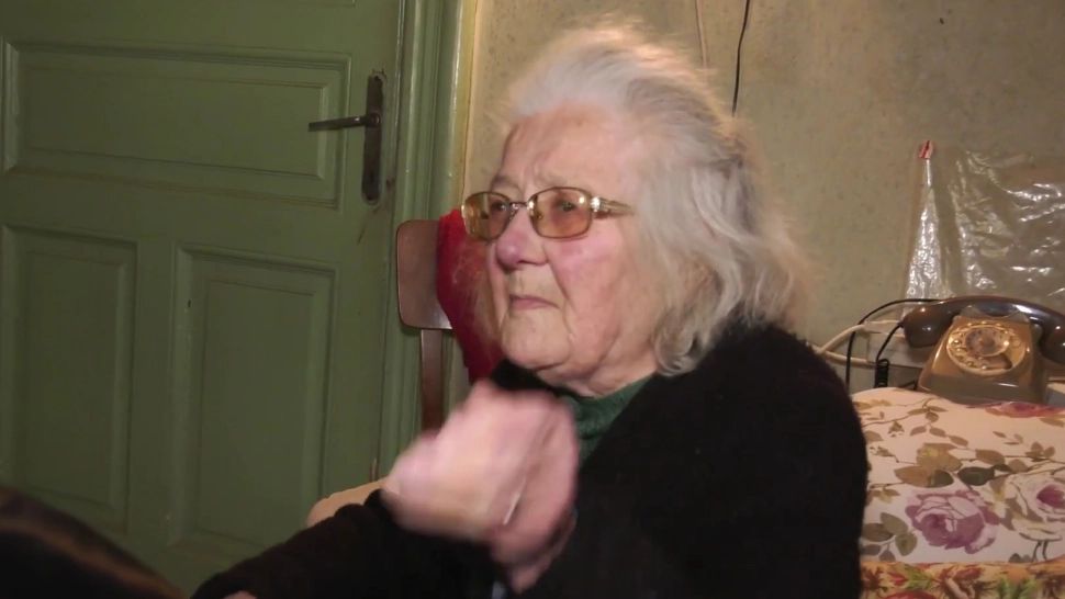 Scene șocante cu bătrâna care a sunat la 112 pentru că îngheța în casă. Asistentele sociale au vrut să o ducă direct la azil - VIDEO